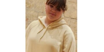 Photo of missing girl Selena, age 15, from Waterloo, ON.