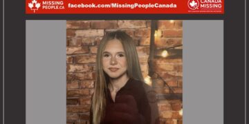 Photo of missing female teen Kim Dufour, age 15, from Montréal (Mercier—Hochelaga-Maisonneuve), Quebec (long light brown hair, smiling, wearing maroon polo shirt).